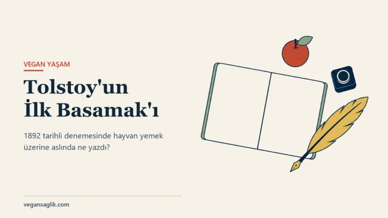 Tolstoy'un 1892 tarihli İlk Basamak denemesi üzerine yazının editoryal kapağı. Sağda yukarıdan bakılan açık bir defter duruyor; karşılıklı iki sayfası da bomboş, dış kenarında adaçayı yeşili kapak şeridi görünüyor. Defterin sağ üstünde yeşil yapraklı küçük kırmızı bir elma, onun sağ altında koyu lacivert bir mürekkep hokkası, hokkanın altında ise ucu defterin köşesine dönük altın sarısı bir tüy kalem uzanıyor. Hiçbir yüzeyde yazı ya da harf yok. Solda Tolstoy'un İlk Basamak'ı başlığı ve 1892 tarihli denemesinde hayvan yemek üzerine aslında ne yazdığı satırı.