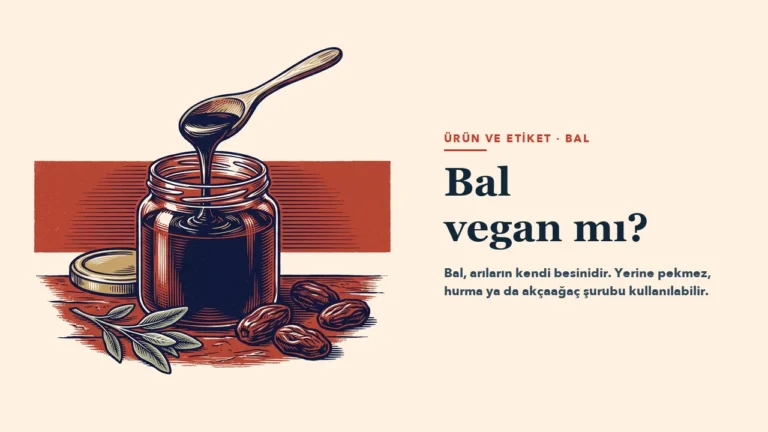 Kırmızı bir bandın önünde koyu pekmezle dolu cam kavanoz, kaşıktan akan şurup, kavanoz kapağı, hurmalar ve adaçayı dalı