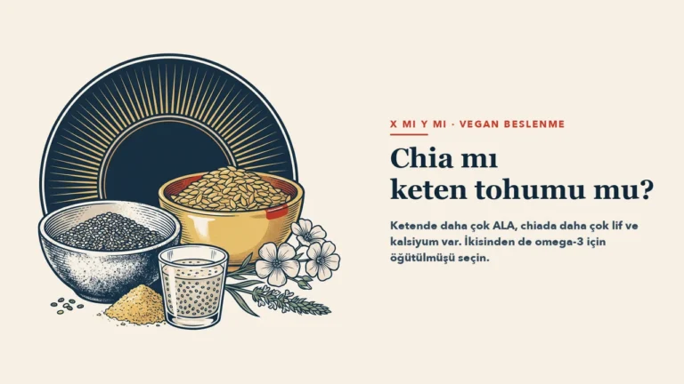 Lacivert ışın madalyonu önünde bir kâse chia tohumu, bir kâse keten tohumu, bir bardak chia jeli, öğütülmüş keten tohumu yığını ve keten çiçekleri