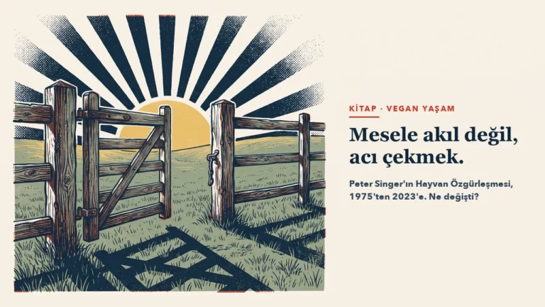 Çayıra açılan, ardına kadar açık ahşap bir çit kapısı; arkada lacivert ışınlar ve altın rengi güneş. Başlık: Mesele akıl değil, acı çekmek.